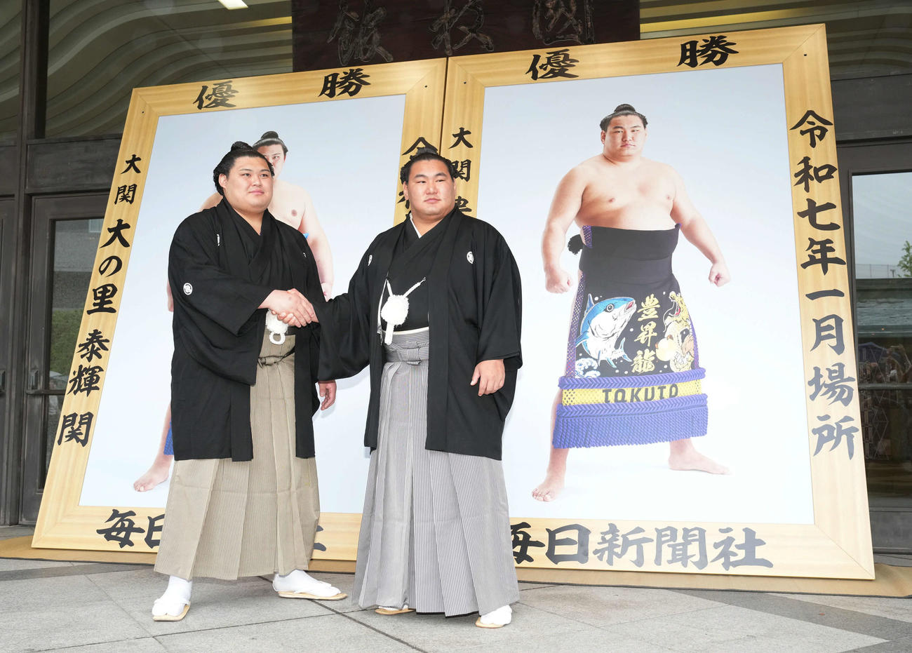 優勝額贈呈式で握手する大阪場所優勝の大関大の里（左）と初場所優勝の横綱豊昇龍（撮影・小沢裕）