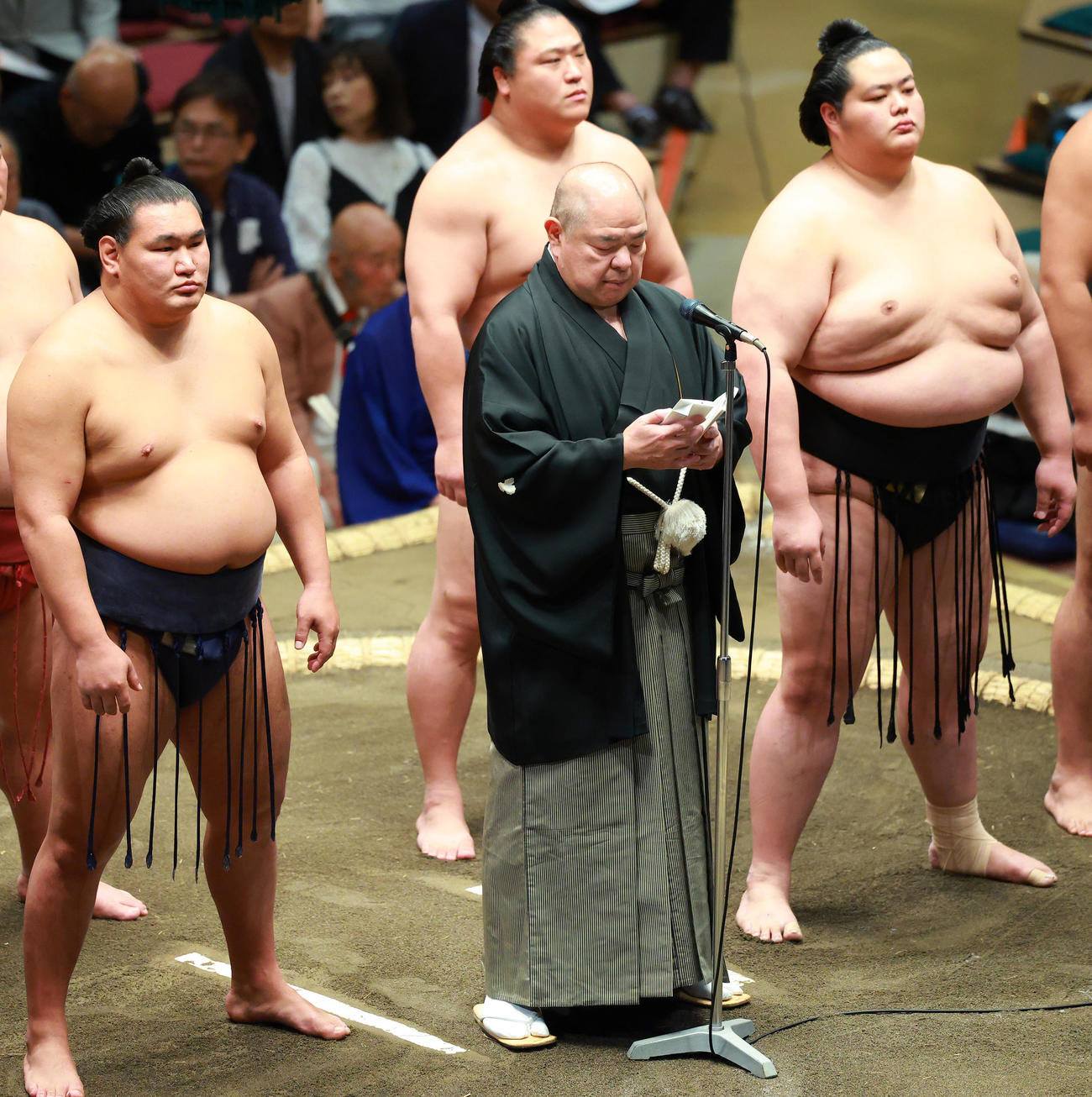 相撲協会あいさつする八角理事長（中央）（撮影・中島郁夫）