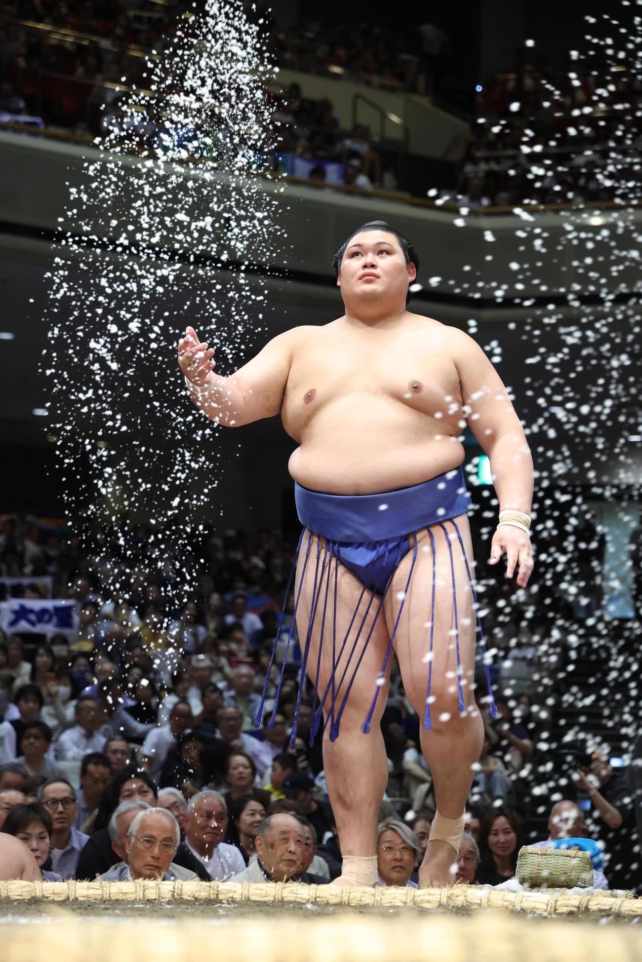 塩をまく大の里（撮影・河田真司）