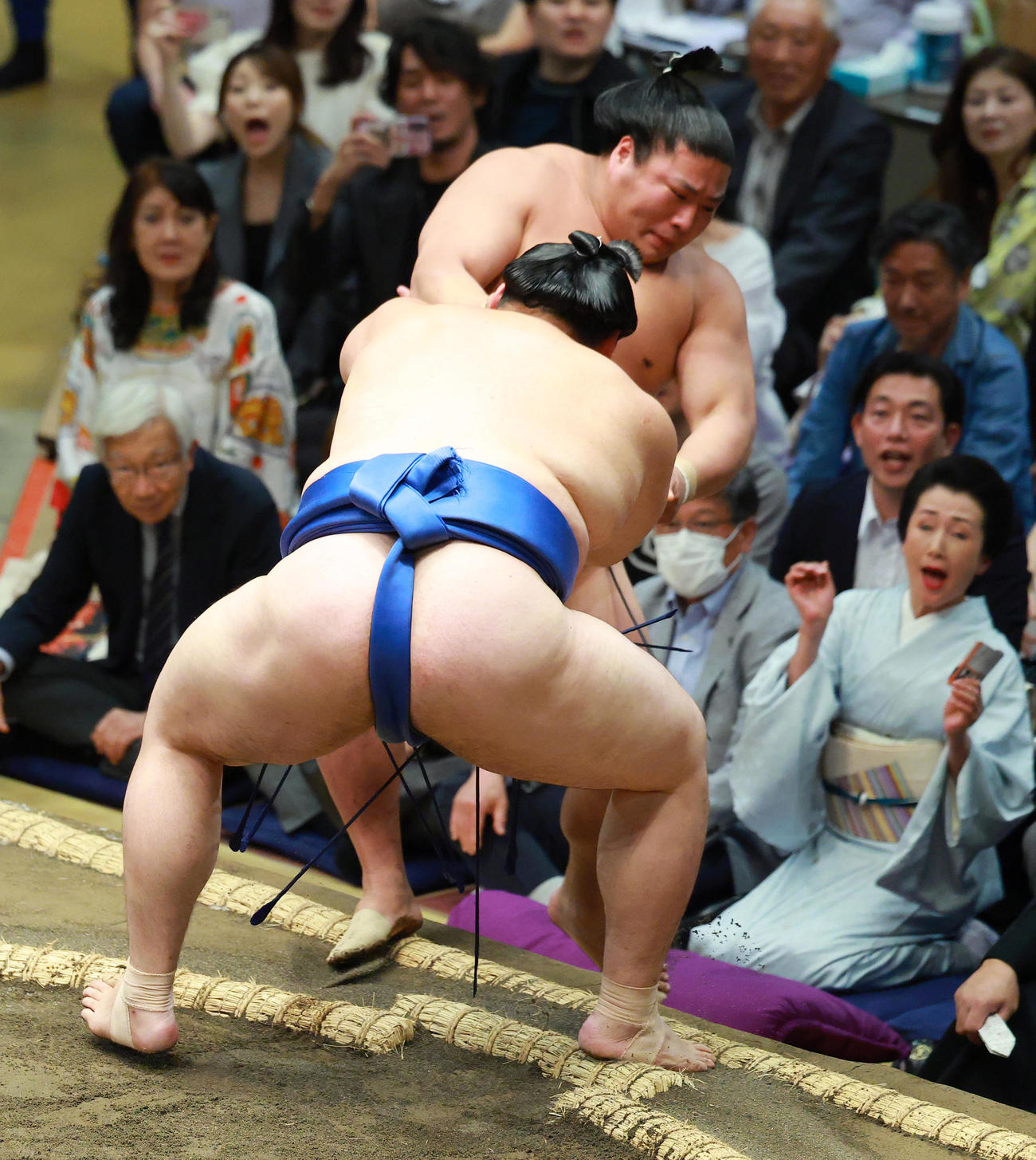 若元春（上）を寄り切りで破る大の里（撮影・中島郁夫）
