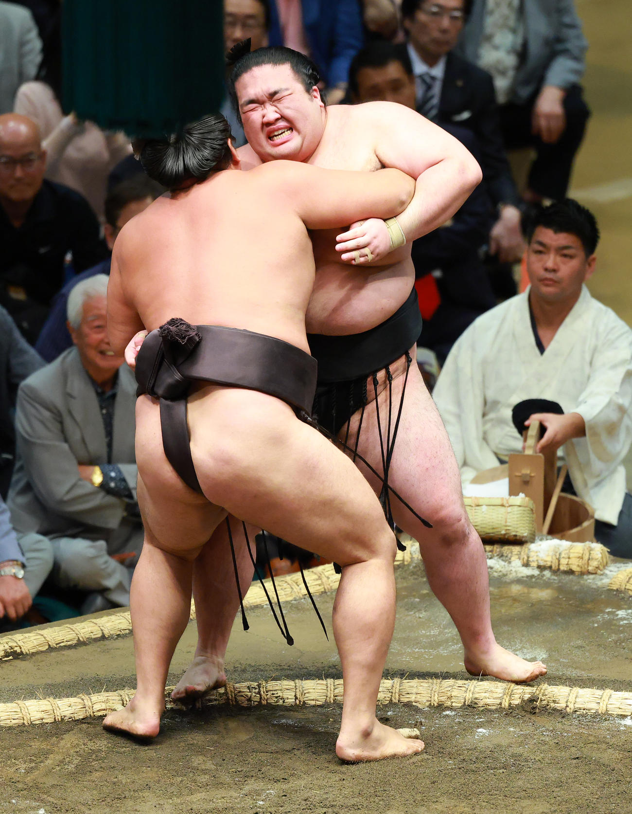 豪ノ山（右）を寄り切りで破る霧島（撮影・中島郁夫）