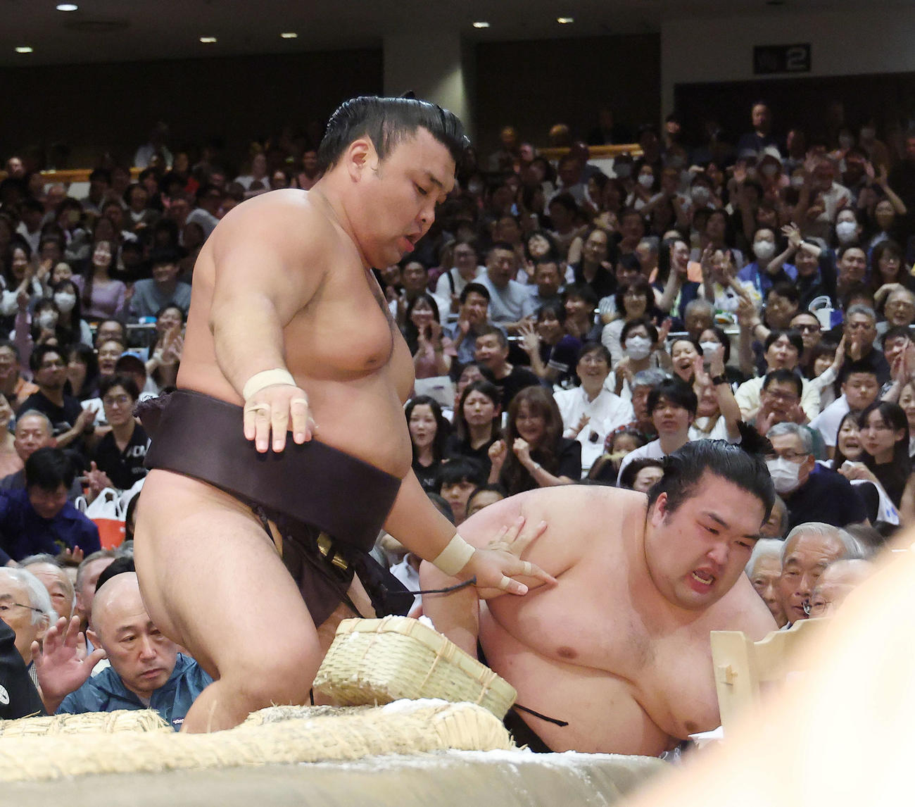 霧島（左）は豪ノ山を寄り切りで破る（撮影・河田真司）