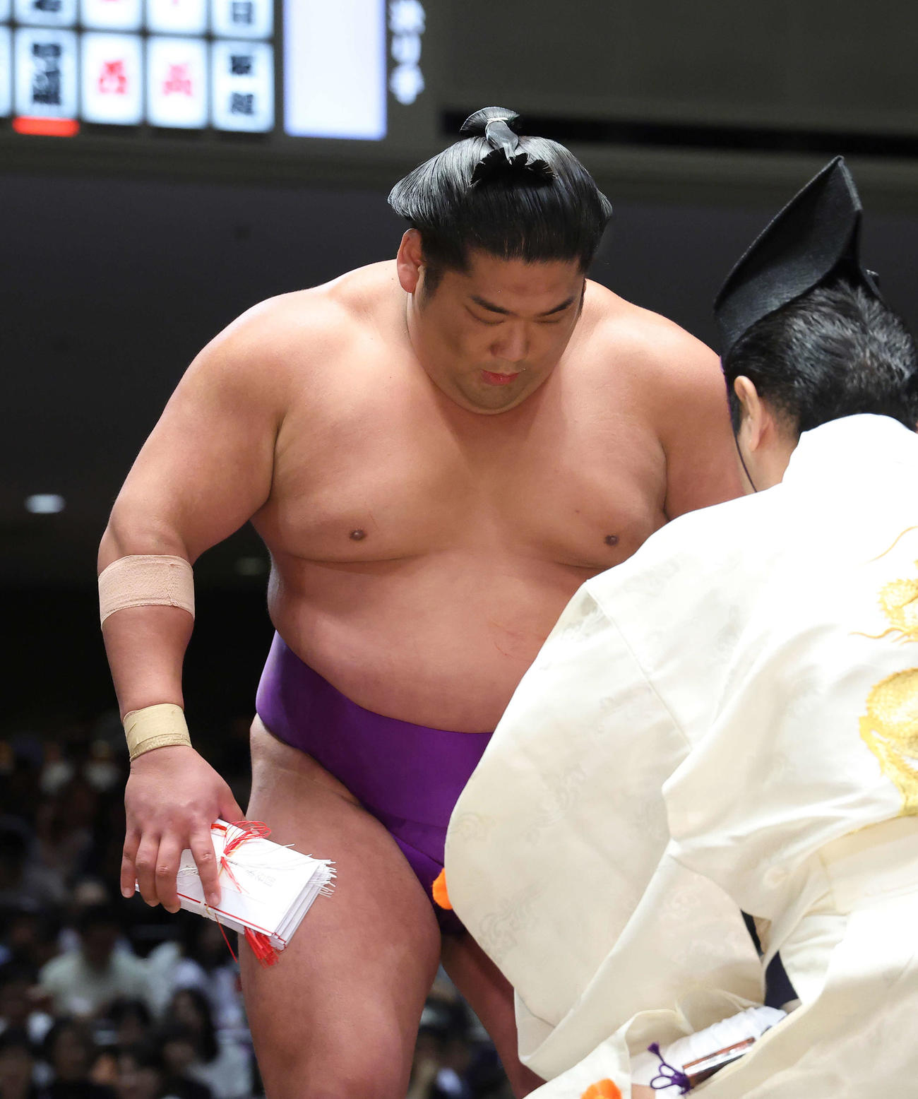 平戸海を突き落としで破り、勝ち名乗りを受ける尊富士（撮影・河田真司）