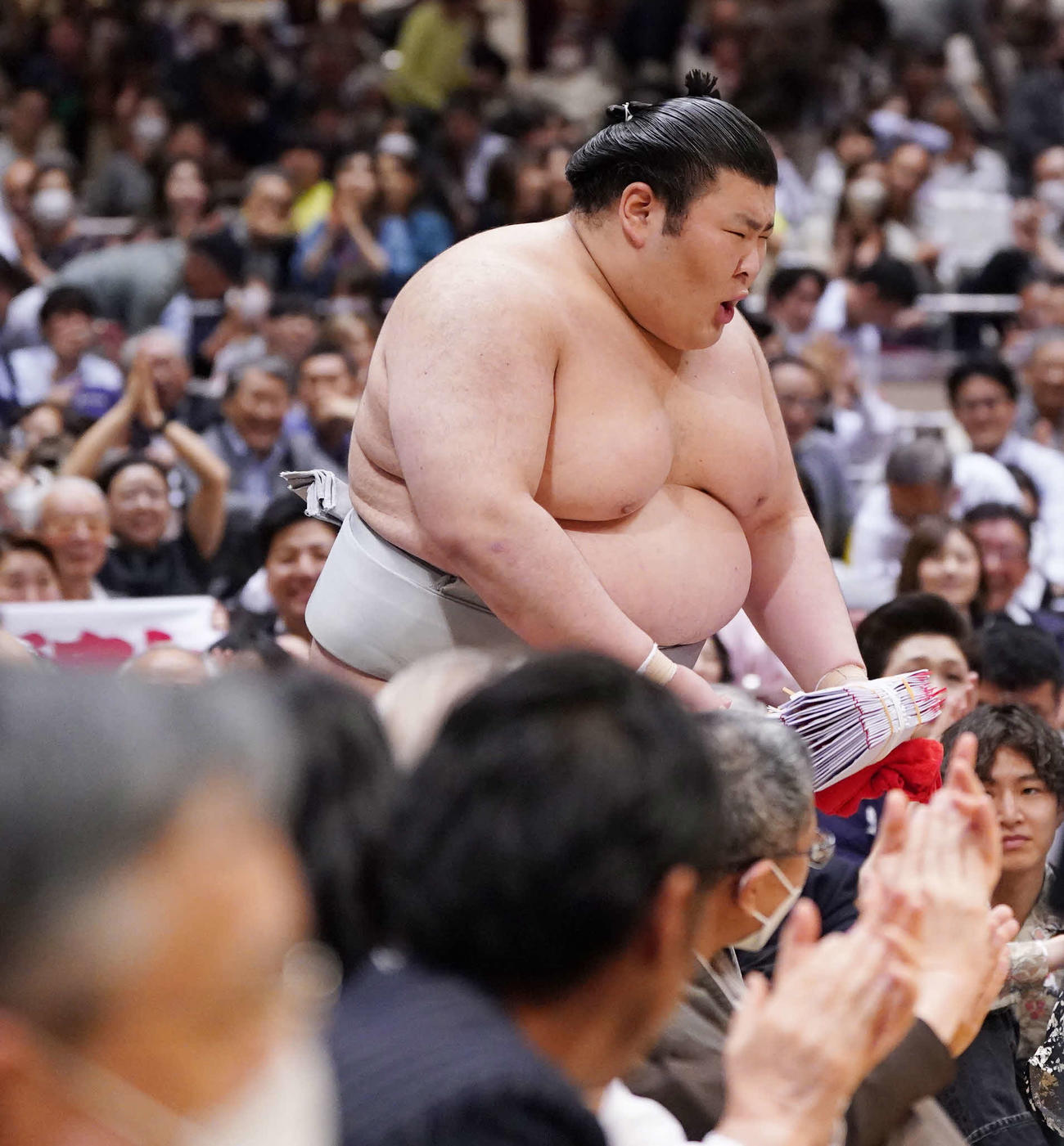 2024年5月、夏場所で懸賞金の束を手に花道を引き揚げる熱海富士
