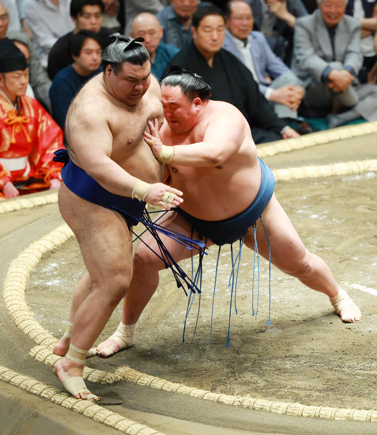 高安（左）を押し出しで破る玉鷲（撮影・中島郁夫）