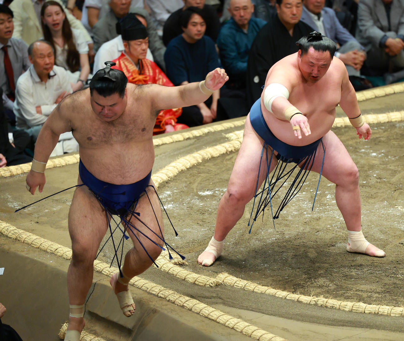 高安（左）を押し出しで破る玉鷲（撮影・中島郁夫）