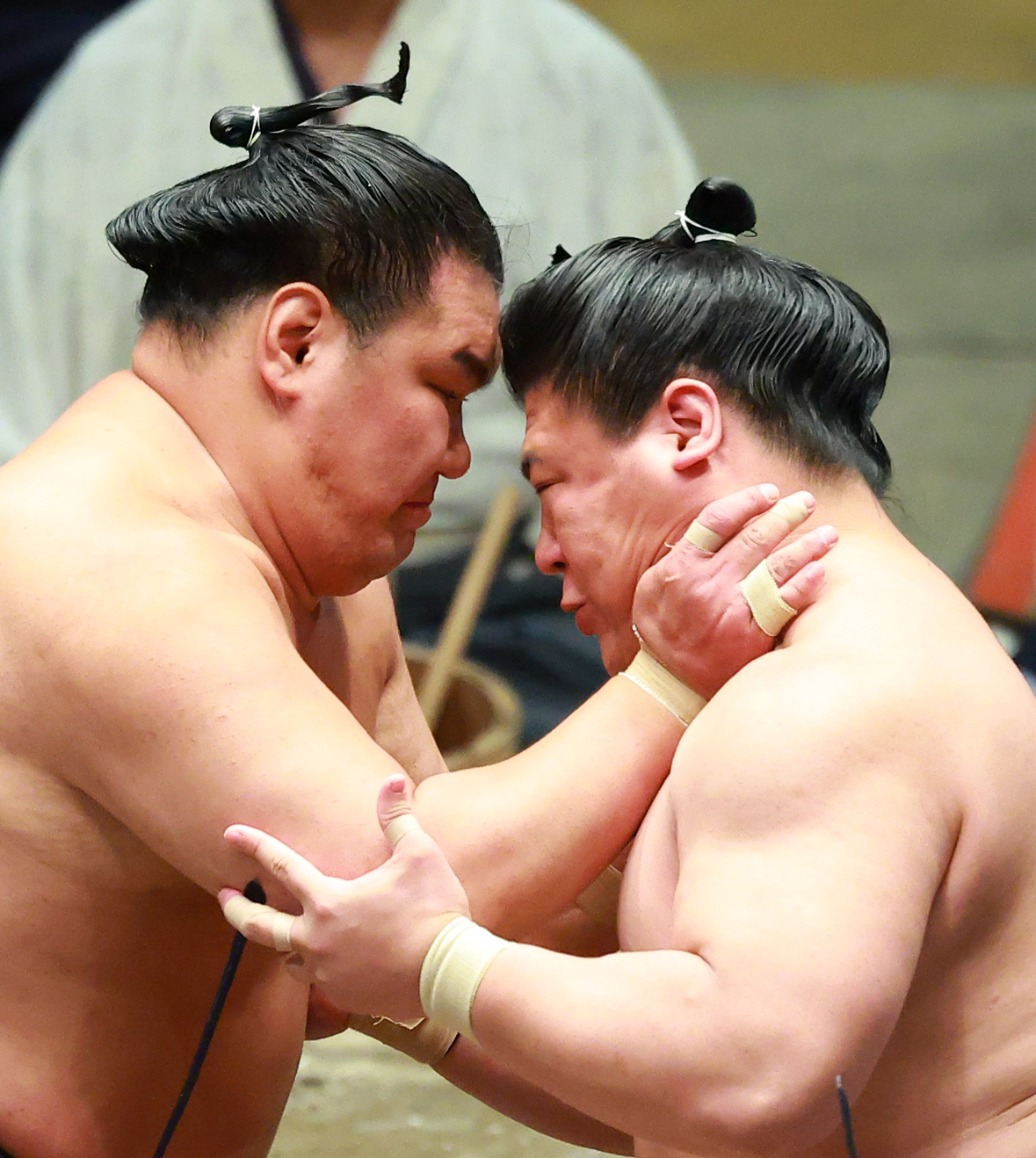 若隆景（右）に突き押しで迫る豊昇龍（撮影・中島郁夫）