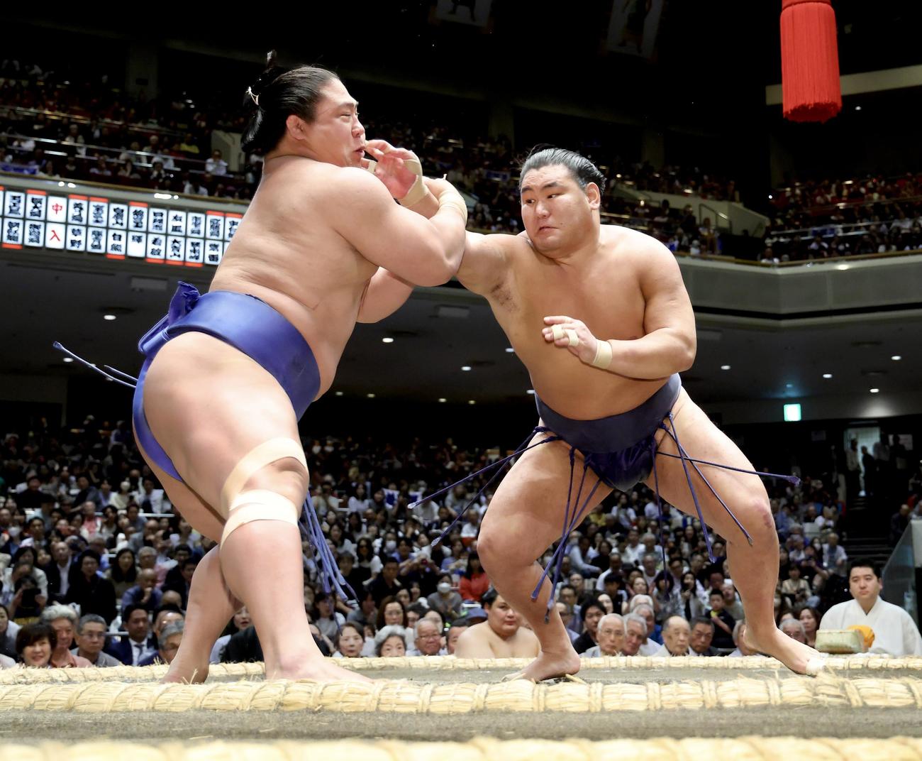 若隆景（左）を攻める豊昇龍（撮影・河田真司）