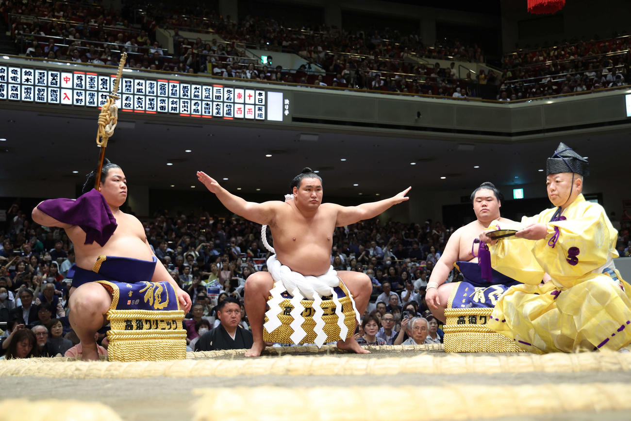 横綱土俵入りに臨む豊昇龍。太刀持ち平戸海、露払い明生（撮影・河田真司）