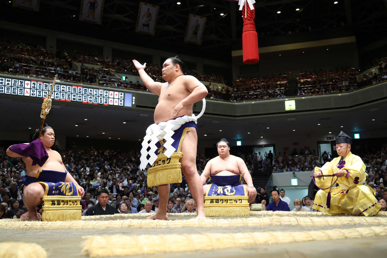 横綱土俵入りに臨む豊昇龍。太刀持ち平戸海、露払い明生（撮影・河田真司）