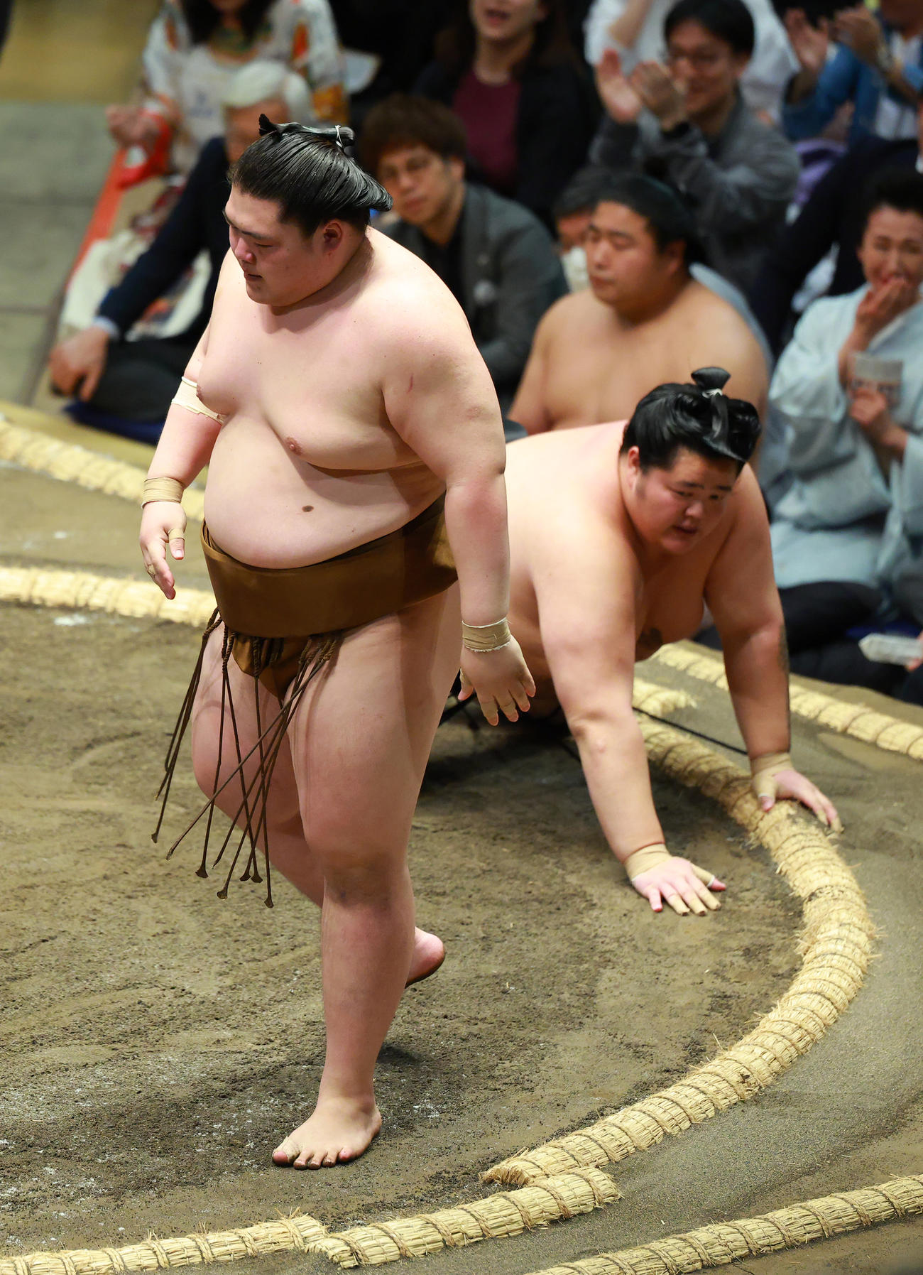 琴桜（右）を肩すかしで破った王鵬（撮影・中島郁夫）