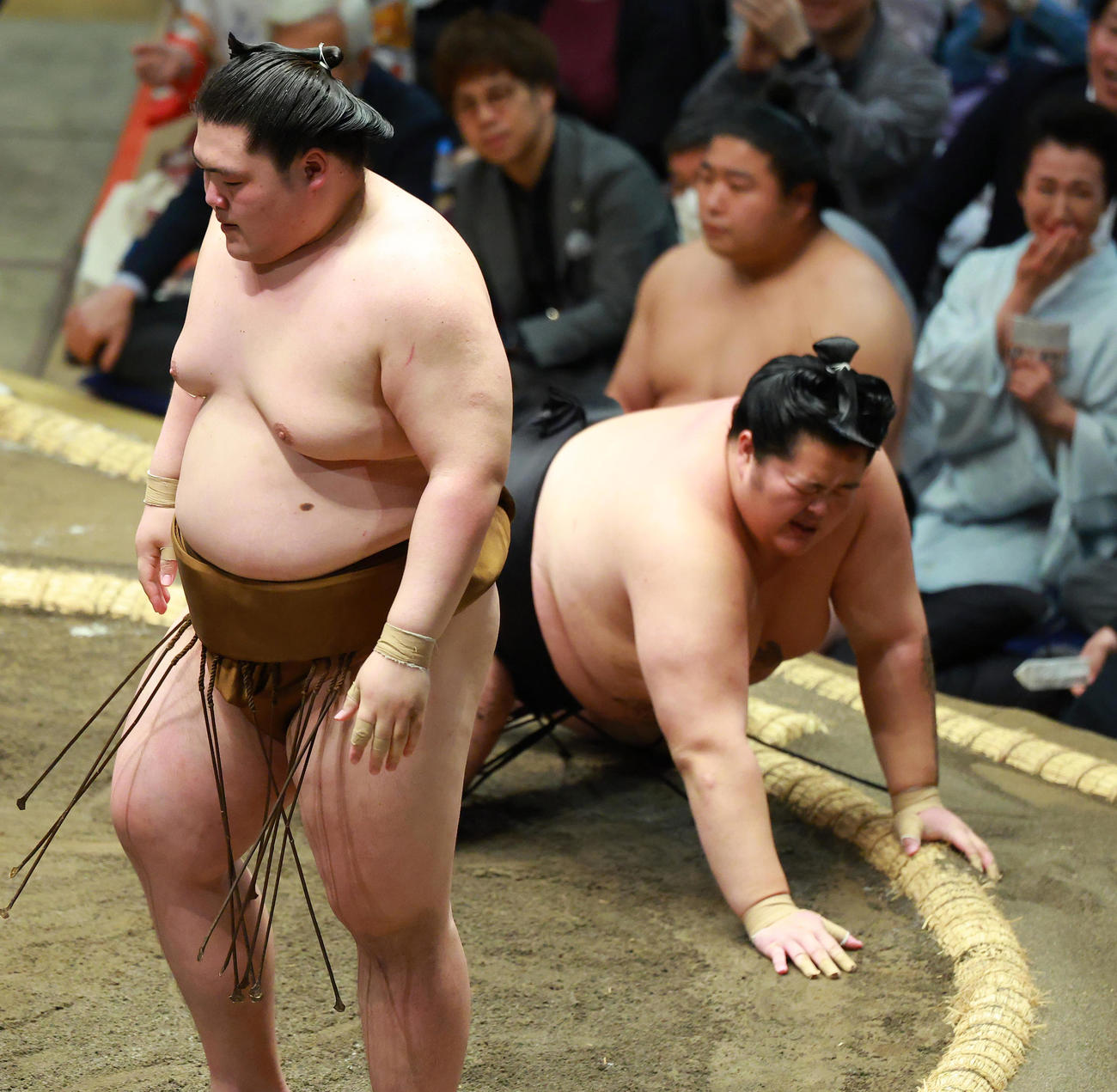 琴桜（右）を肩すかしで破った王鵬（撮影・中島郁夫）