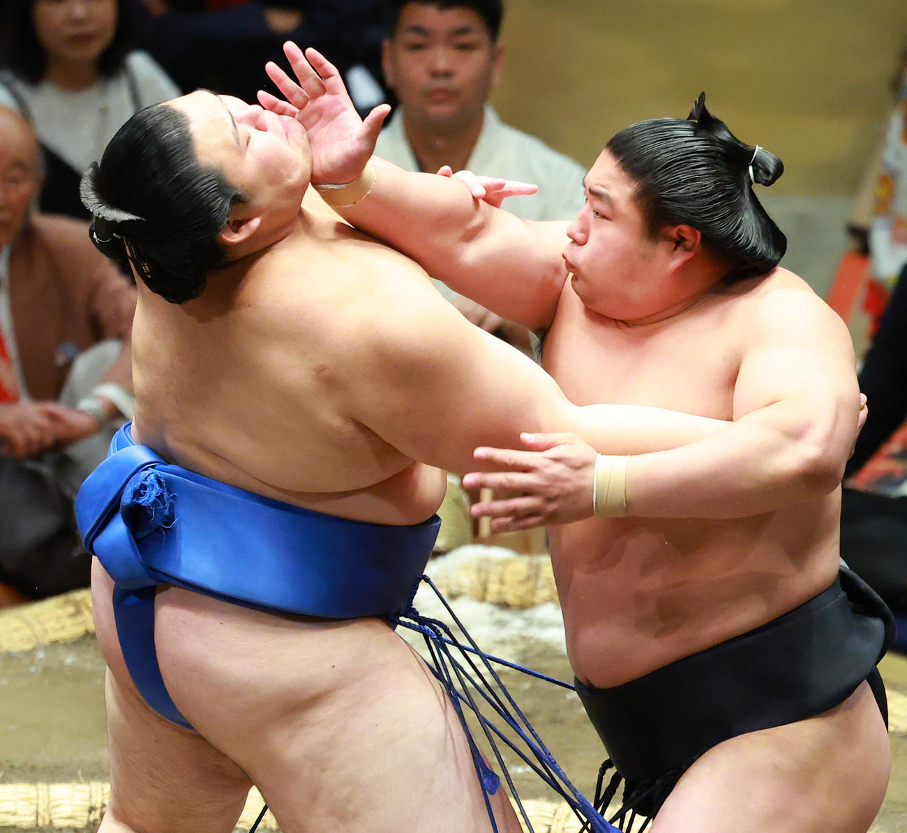 若元春（右）の張り手を堪える大の里（撮影・中島郁夫）