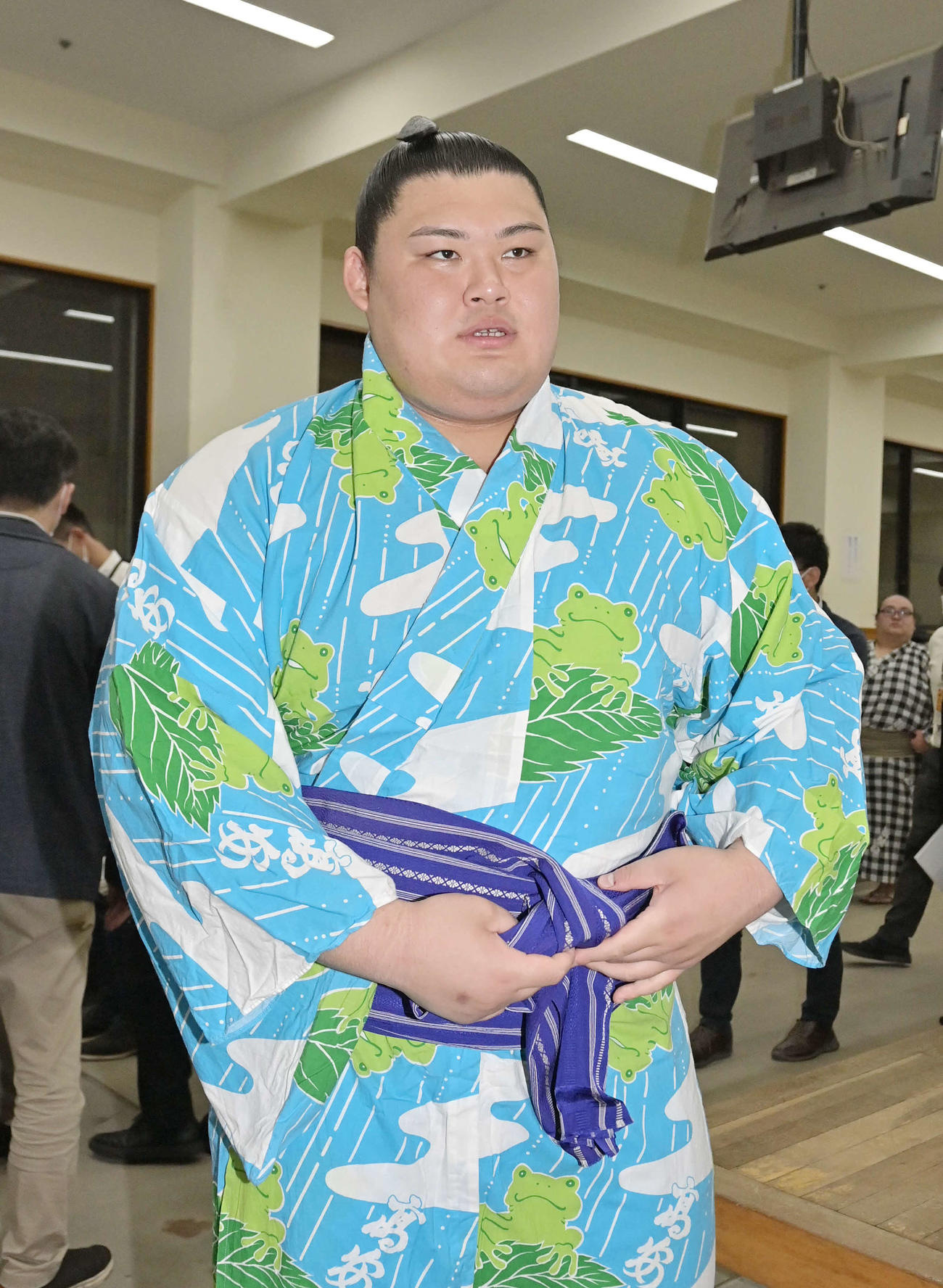 支度部屋から引き揚げる大の里