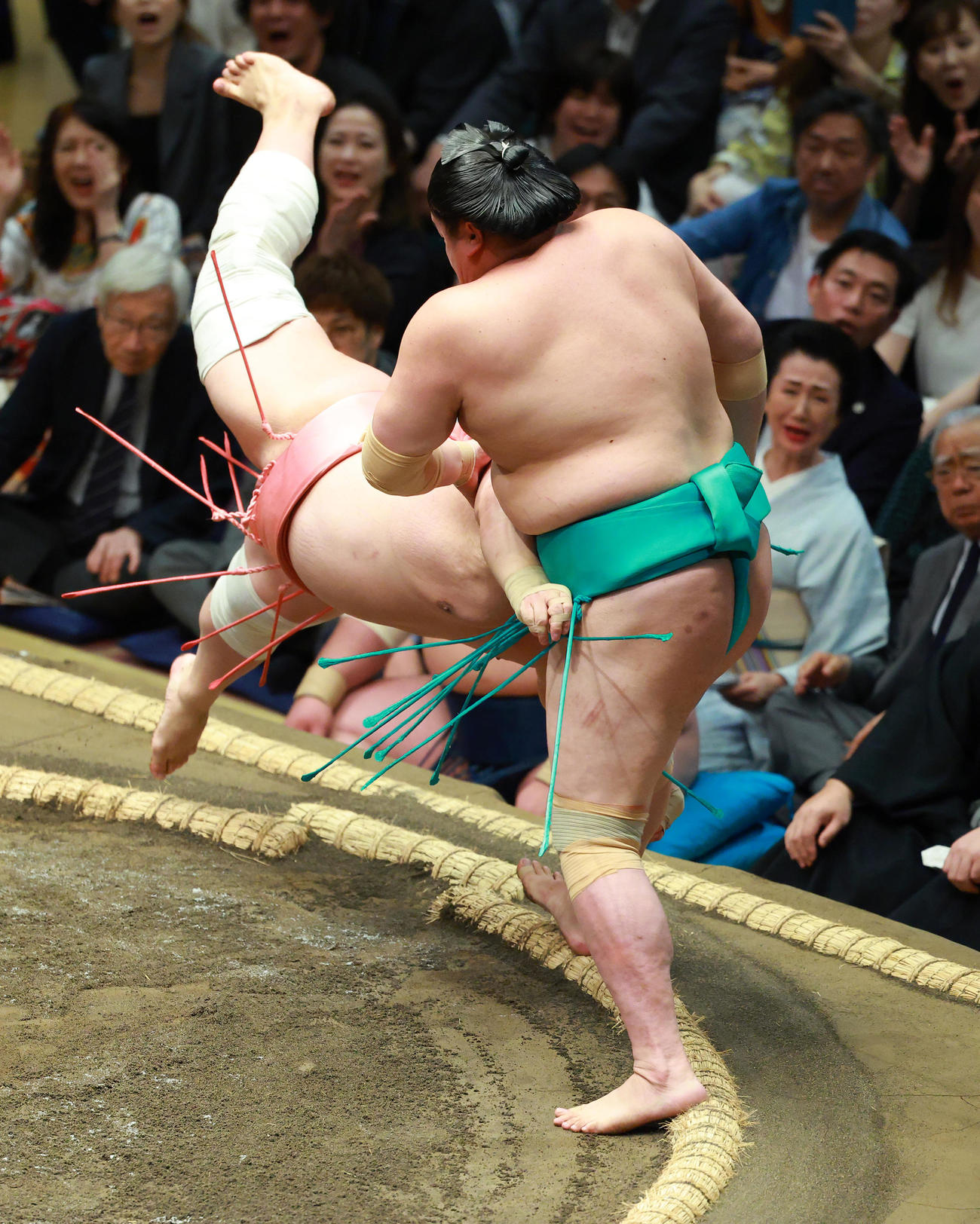 宇良（左）をはたき込みで破る一山本（撮影・中島郁夫）