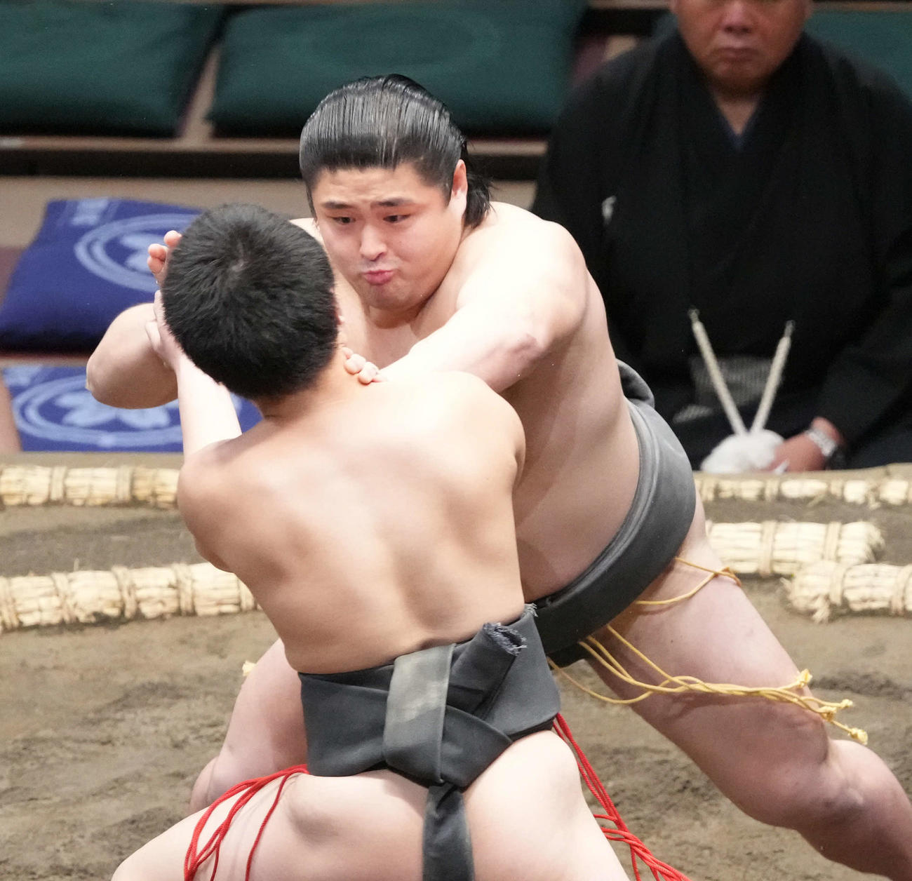 立合いで山野辺（左）を攻める今田（撮影・小沢裕）