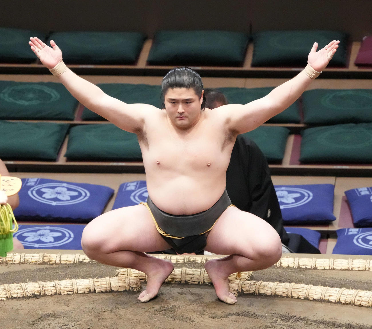 塵手水（ちりちょうず）を切る今田（撮影・小沢裕）