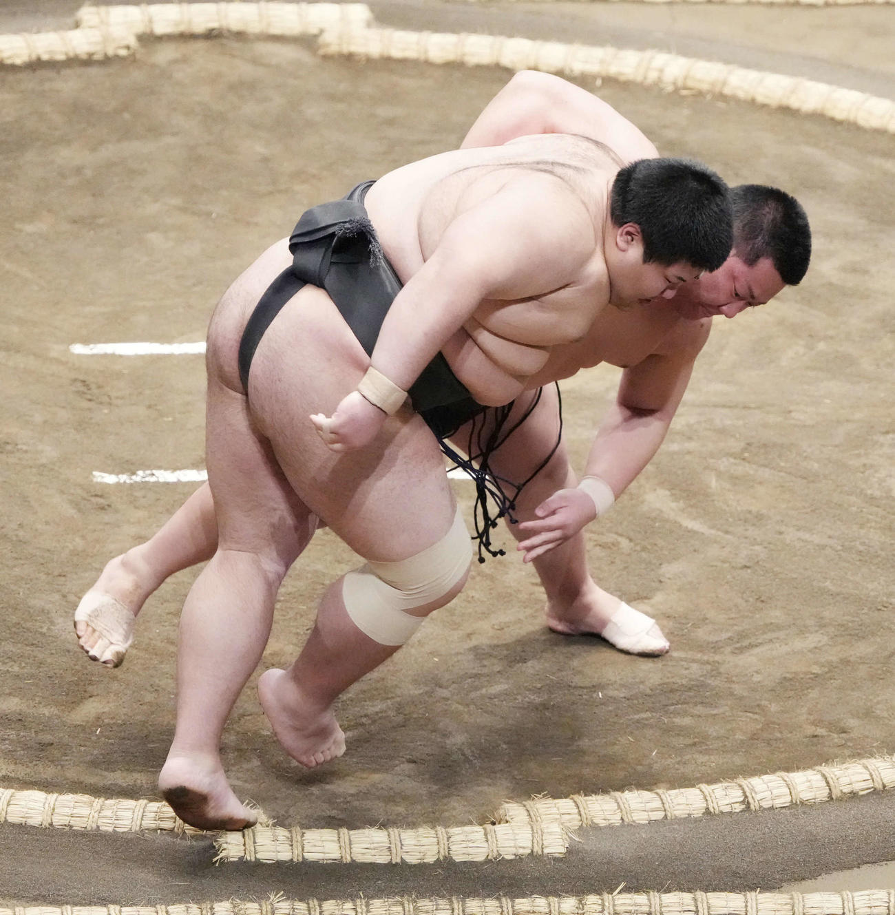花岡は浦山（左）を上手投げで破る（撮影・小沢裕）
