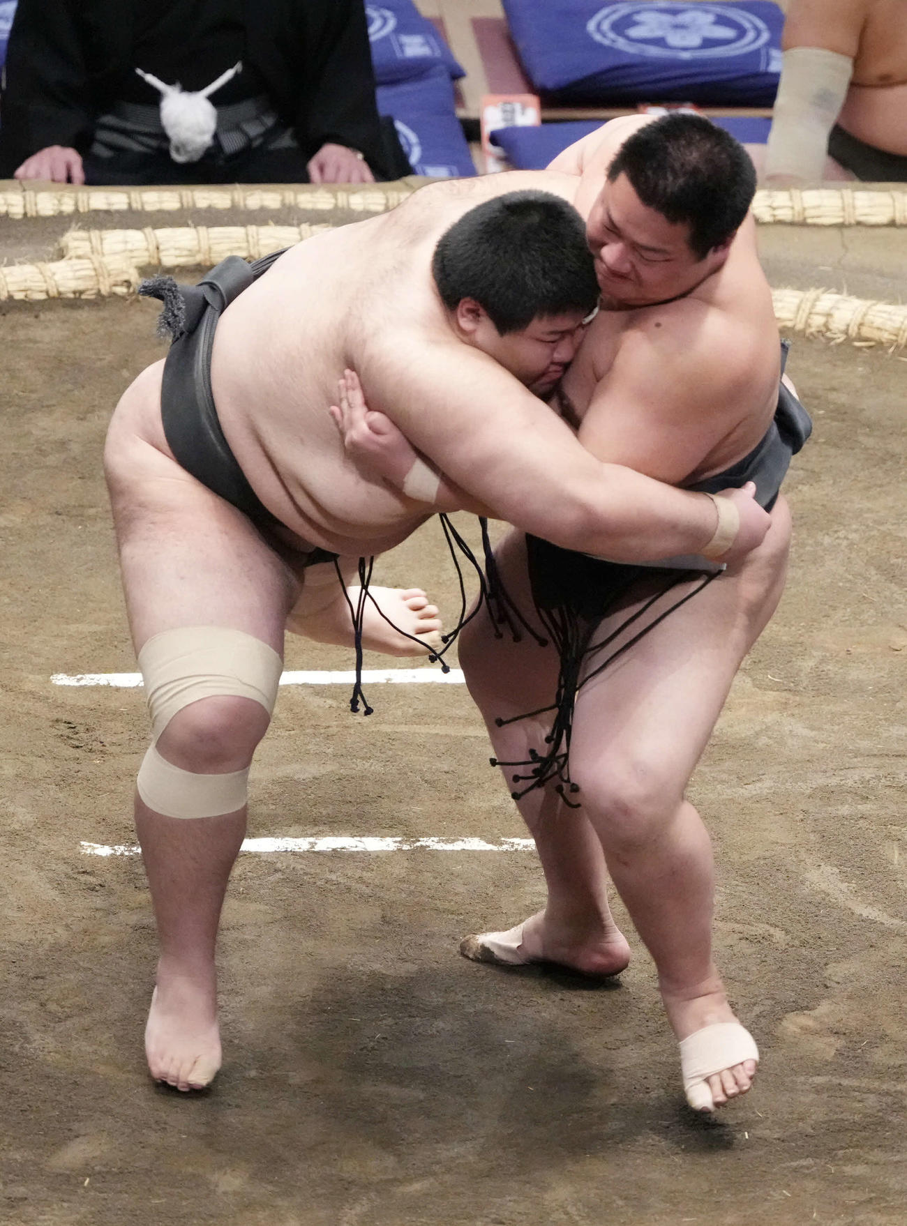 浦山（左）を土俵際へ攻め込む花岡（撮影・小沢裕）