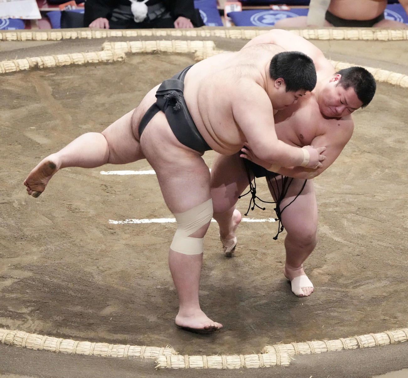 浦山（左）は花岡に上手投げで敗れる（撮影・小沢裕）