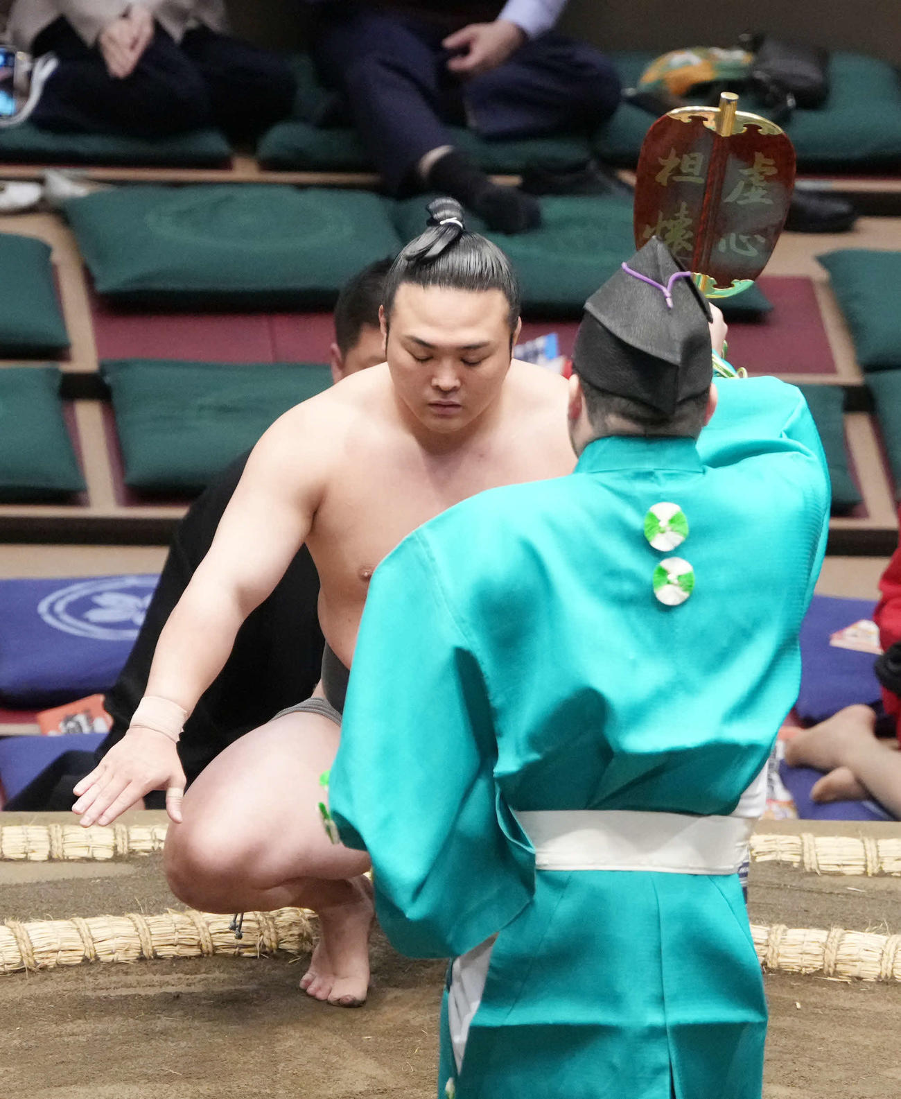 勝ち名乗りを受ける炎鵬（撮影・小沢裕）