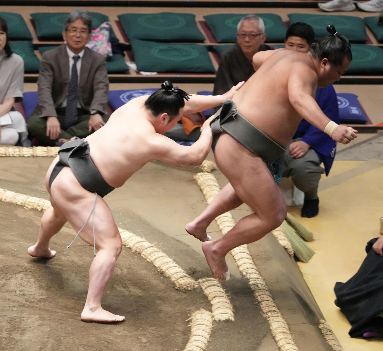 炎鵬（左）は押し出しで浜豊を破る（撮影・小沢裕）