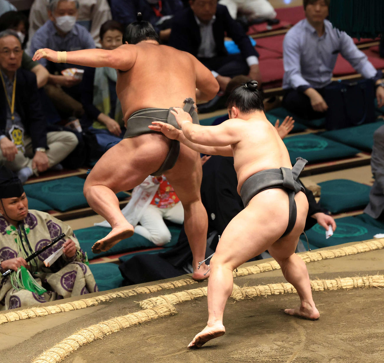 濱豊（奥）を押し出しで下した炎鵬（撮影・浅見桂子）