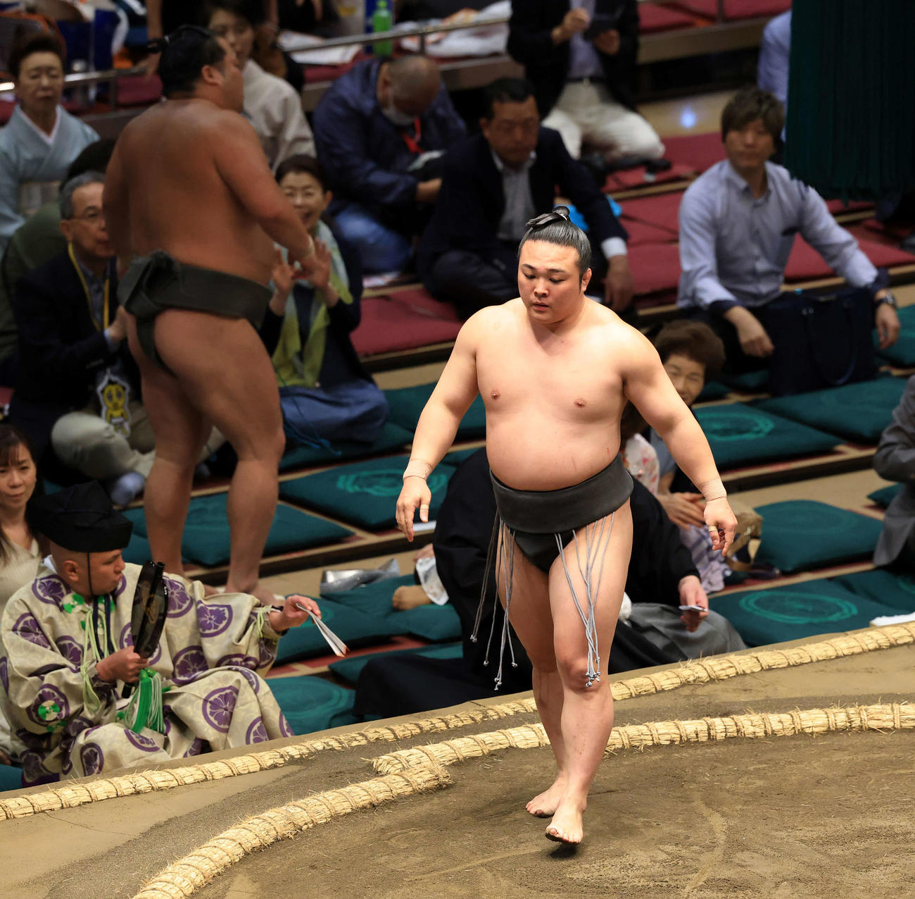 濱豊（奥）を押し出しで下した炎鵬（撮影・浅見桂子）