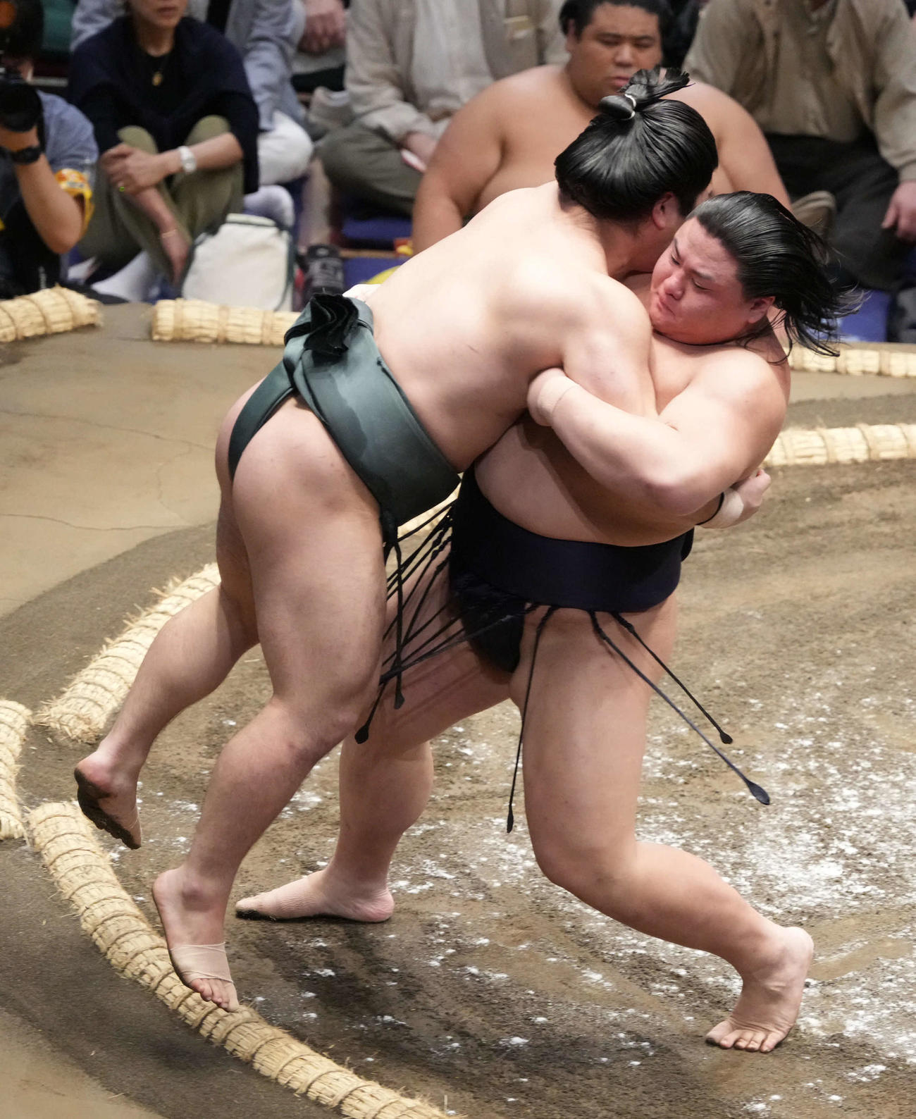 草野（右）は朝紅龍をつり出しで破る（撮影・小沢裕）