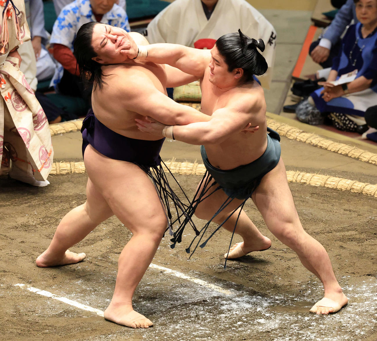 草野（左）は朝紅龍と激しくはたき合う（撮影・浅見桂子）