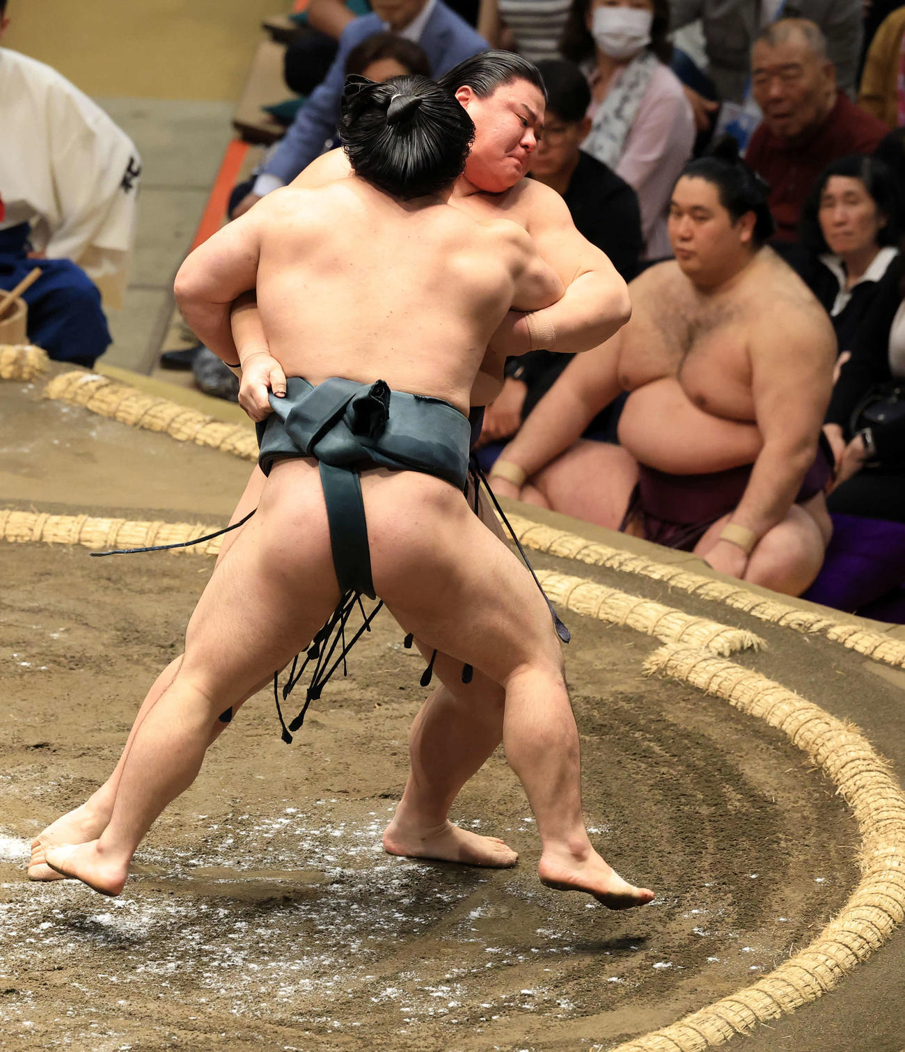 草野（奥）は朝紅龍を吊り出しで破る（撮影・浅見桂子）