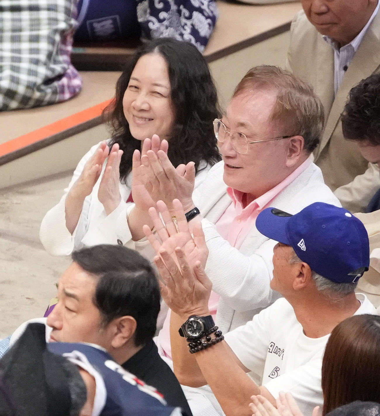 観戦する高須クリニックの高須院長。左は漫画家の西原氏（撮影・小沢裕）