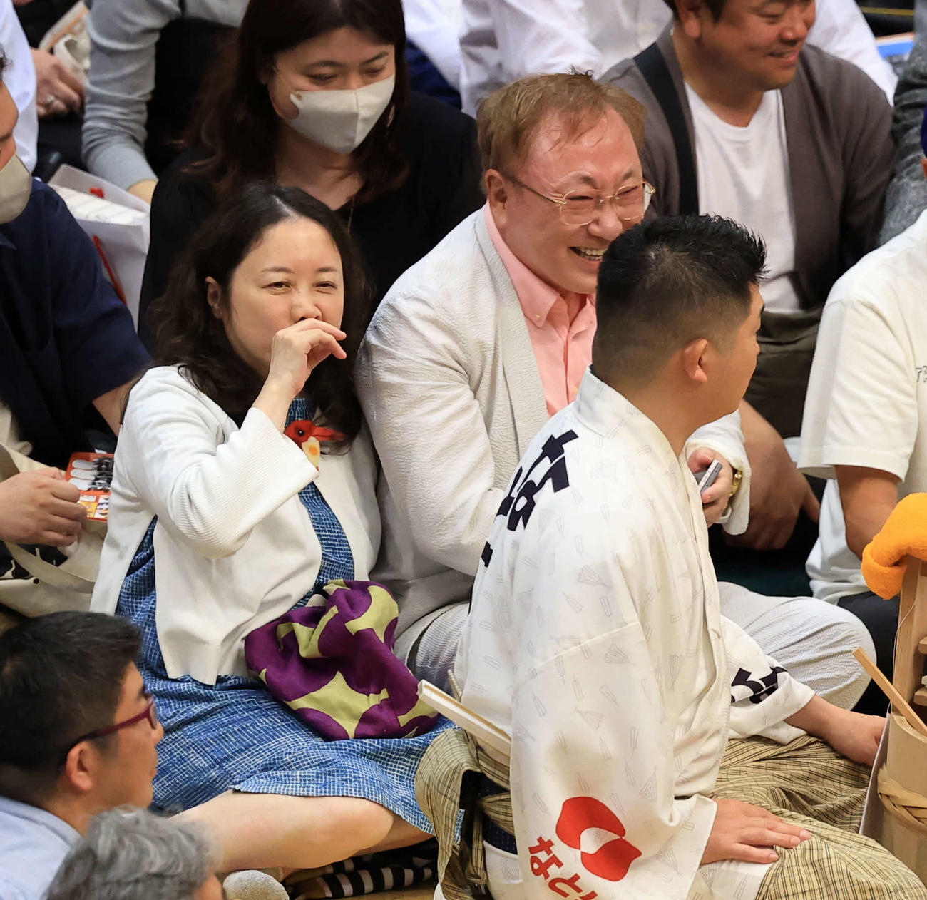 観戦する高須克弥氏（右）と西原理恵子氏（撮影・浅見桂子）