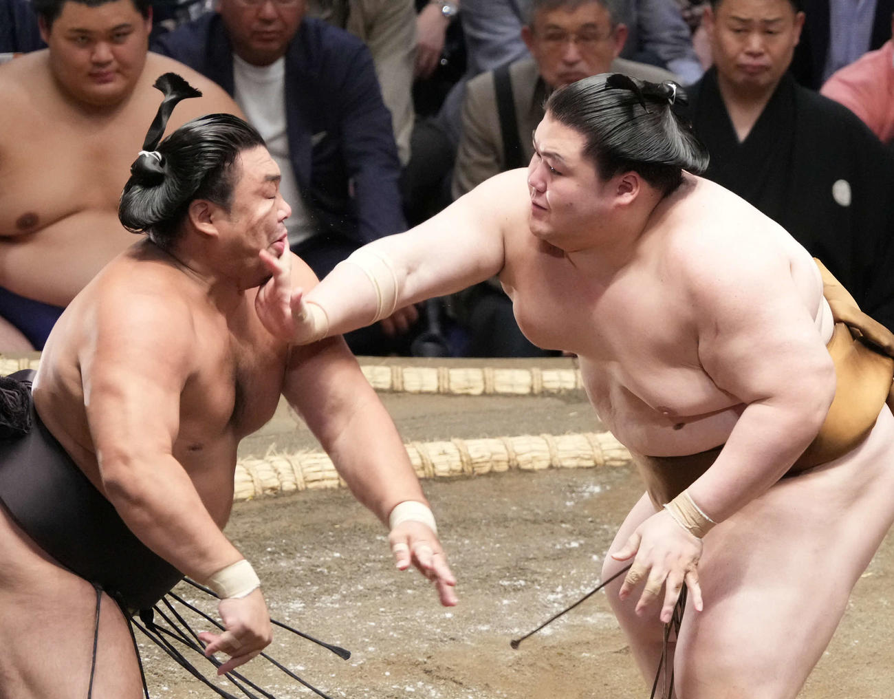 霧島（左）を攻める王鵬（撮影・小沢裕）