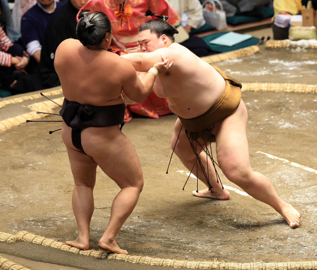 霧島（左）を突き出しで破る王鵬（撮影・浅見桂子）