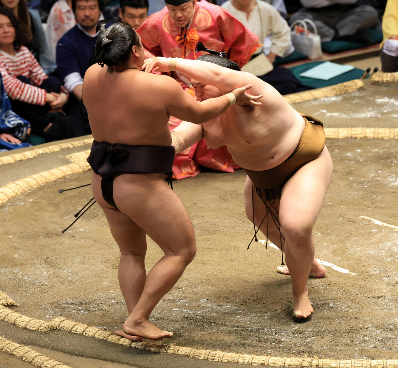 霧島（左）を突き出しで破る王鵬（撮影・浅見桂子）