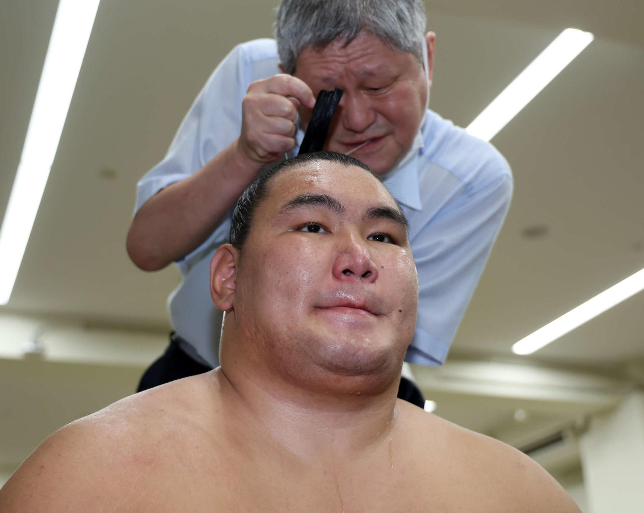 汗だくになりながら支度部屋で報道陣の質問に答える豊昇龍