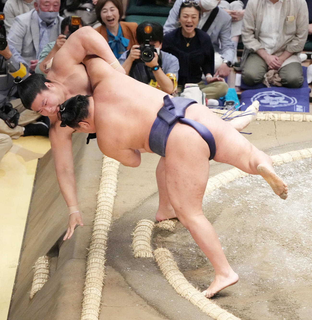 豊昇龍（右）は若元春を寄り倒しで破る（撮影・小沢裕）