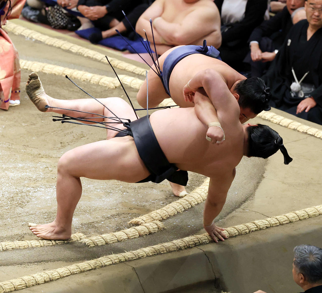 若元春（手前）を寄り倒しで下す豊昇龍（撮影・浅見桂子）