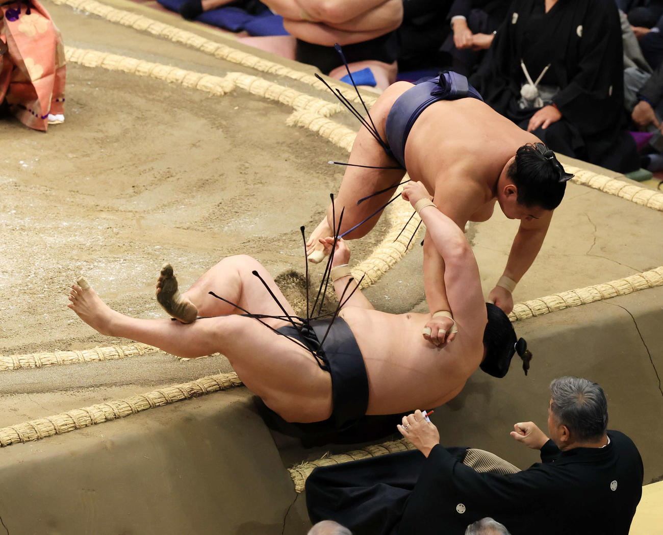 若元春（手前）を寄り倒しで下す豊昇龍（撮影・浅見桂子）