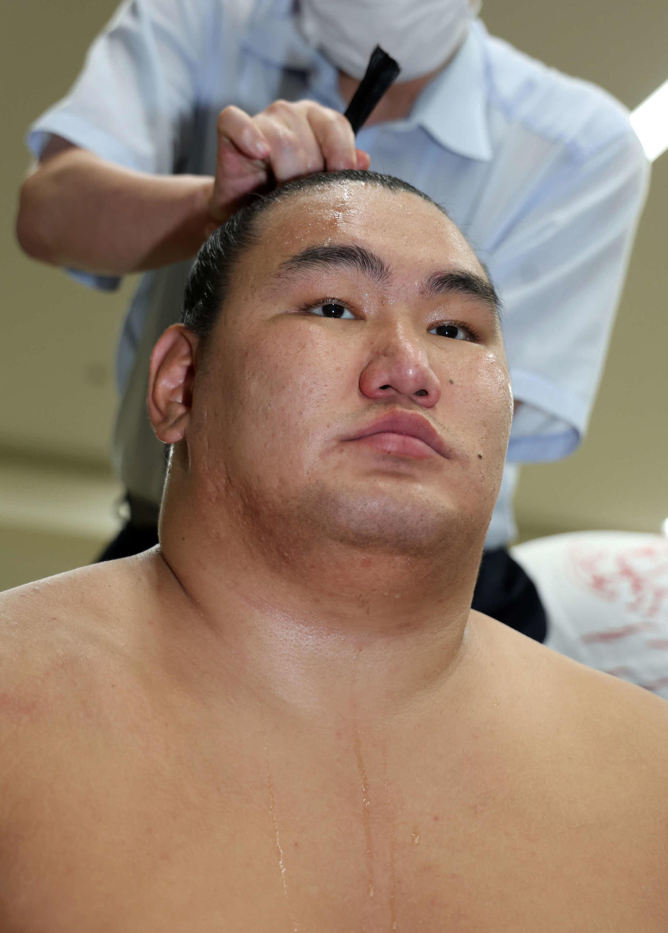 汗だくになりながら支度部屋で報道陣の質問に答える豊昇龍