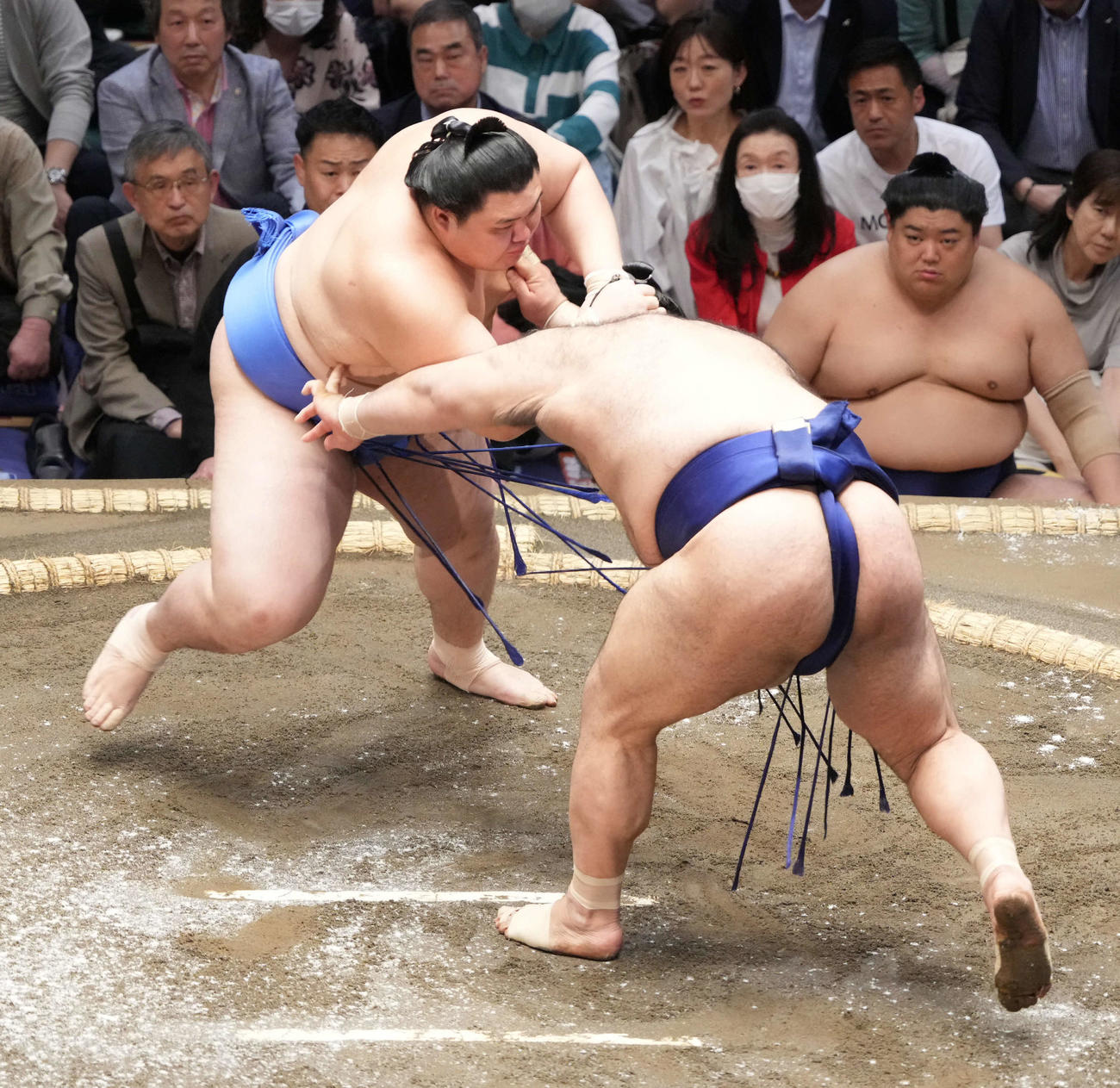 大の里は高安（右）をはたき込みで破る（撮影・小沢裕）
