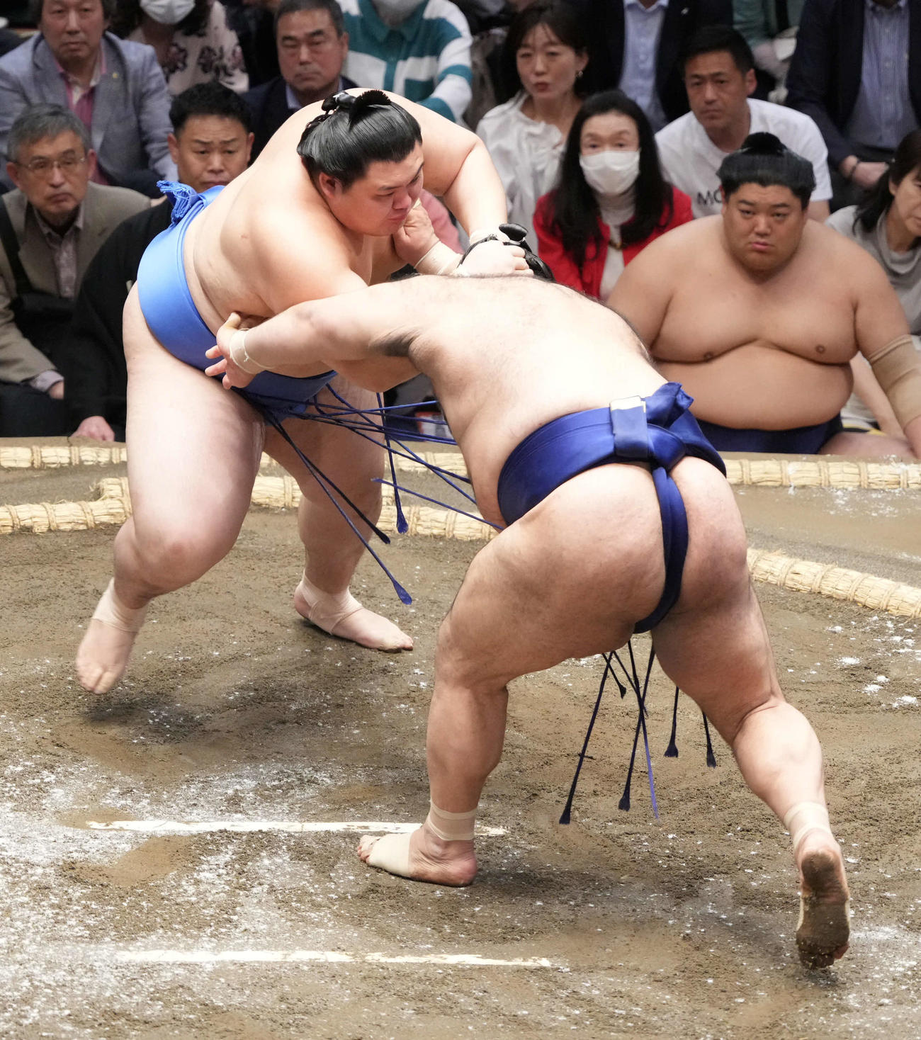 大の里は高安（右）をはたき込みで破る（撮影・小沢裕）