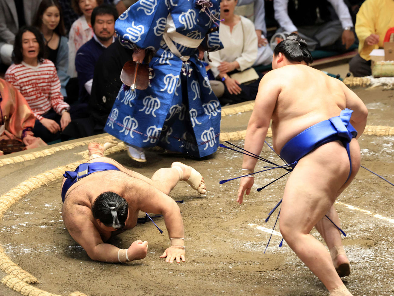 高安（左）は叩き込みで大の里に敗れる（撮影・浅見桂子）