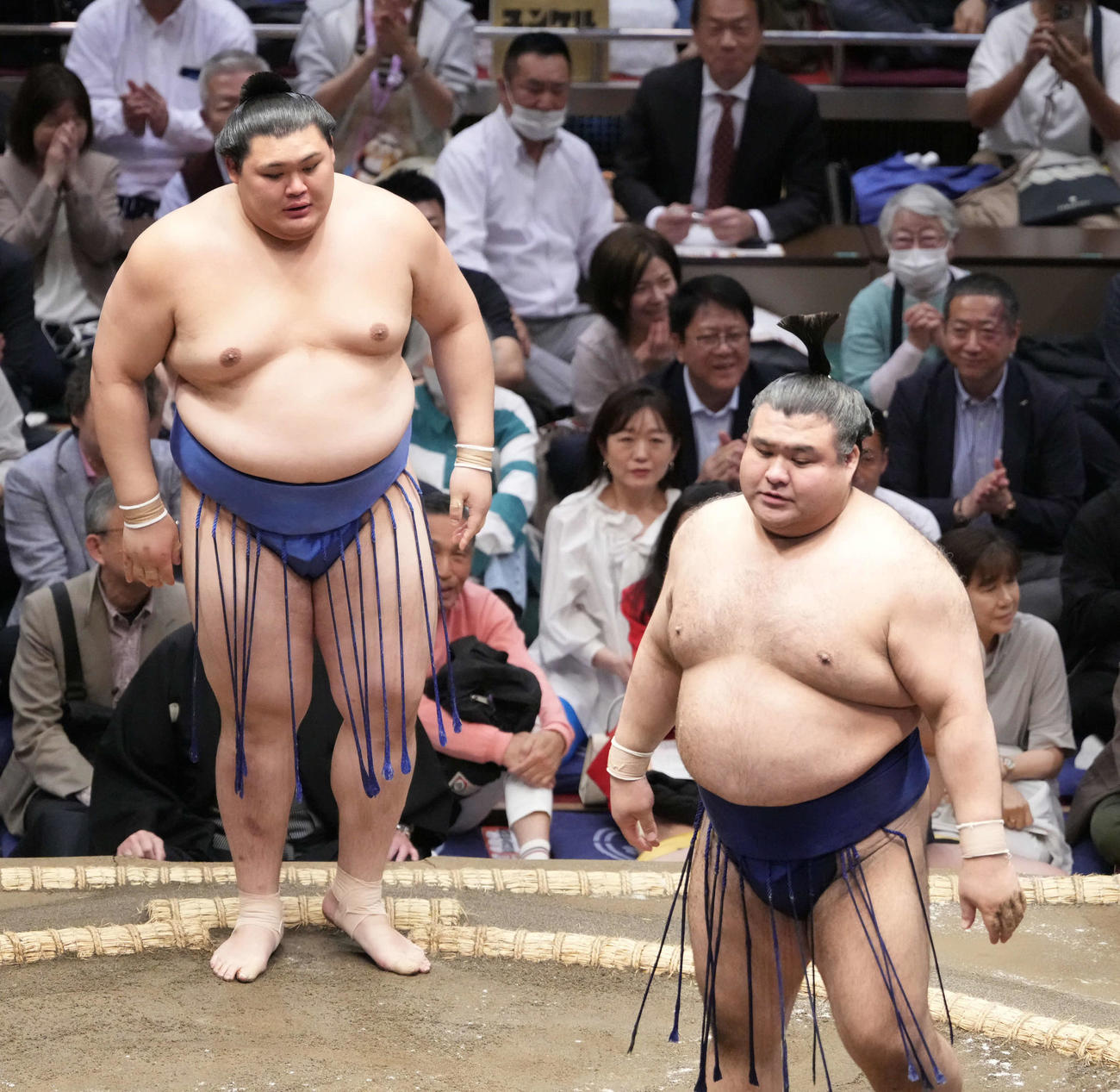 大の里は高安（右）をはたき込みで破る（撮影・小沢裕）