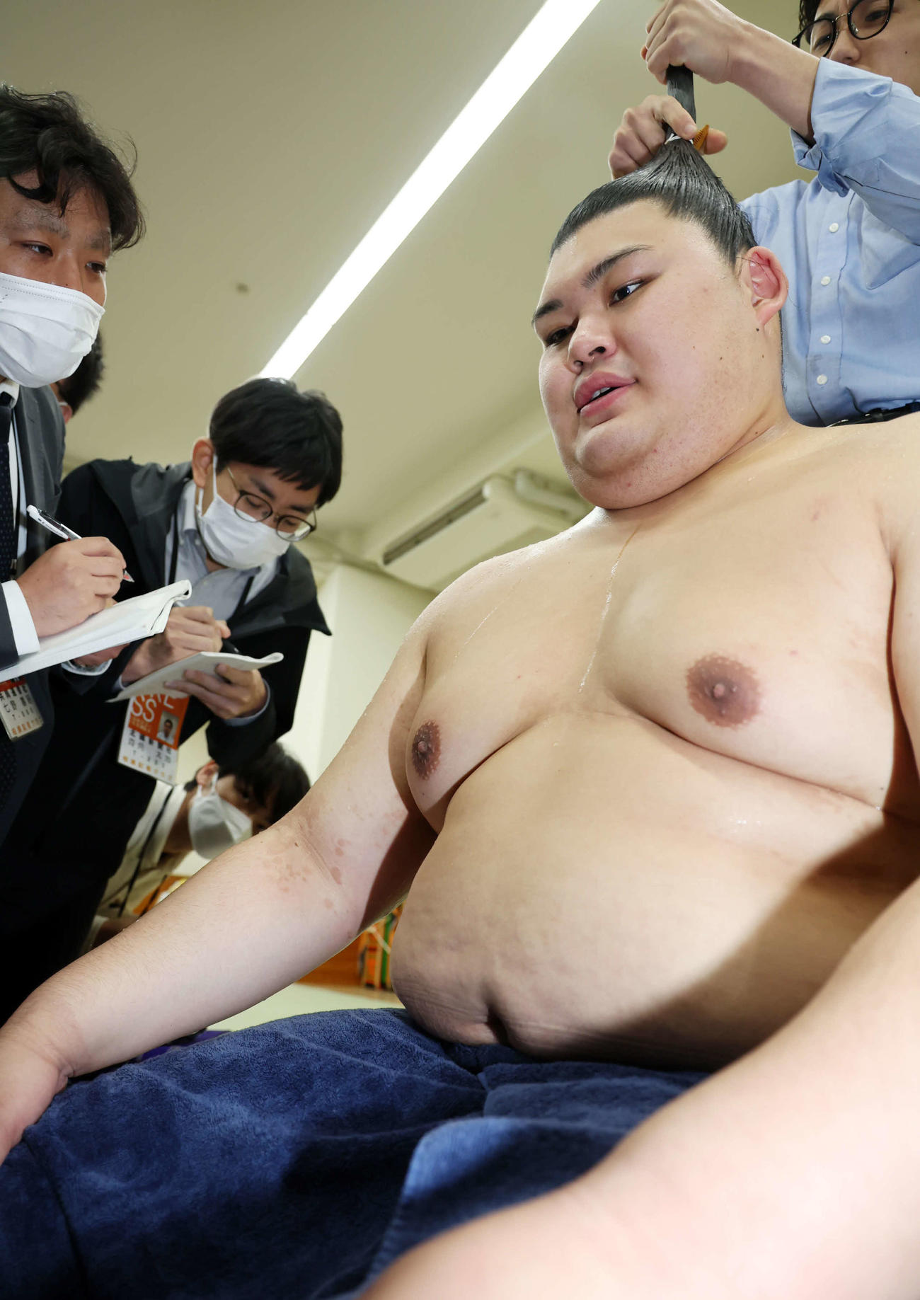 支度部屋で報道陣の質問に答える大の里