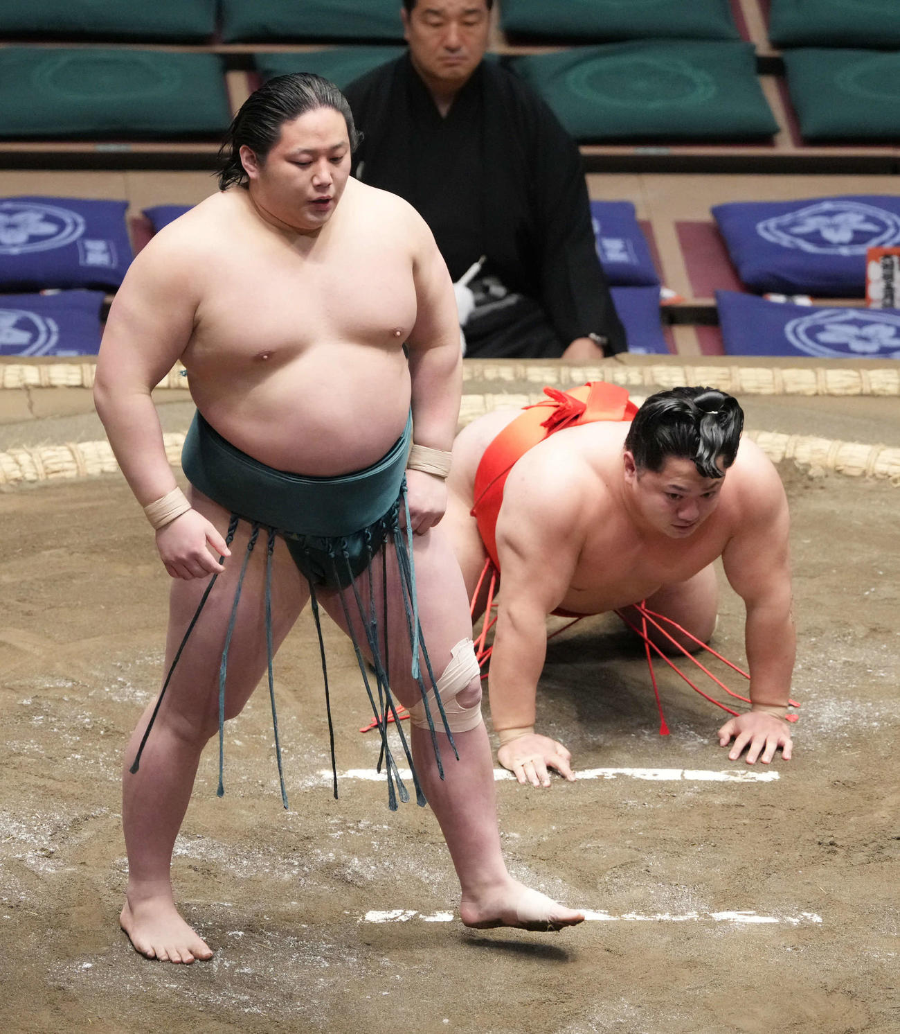 三田（左）は宮乃風を押し倒しで破る（撮影・小沢裕）