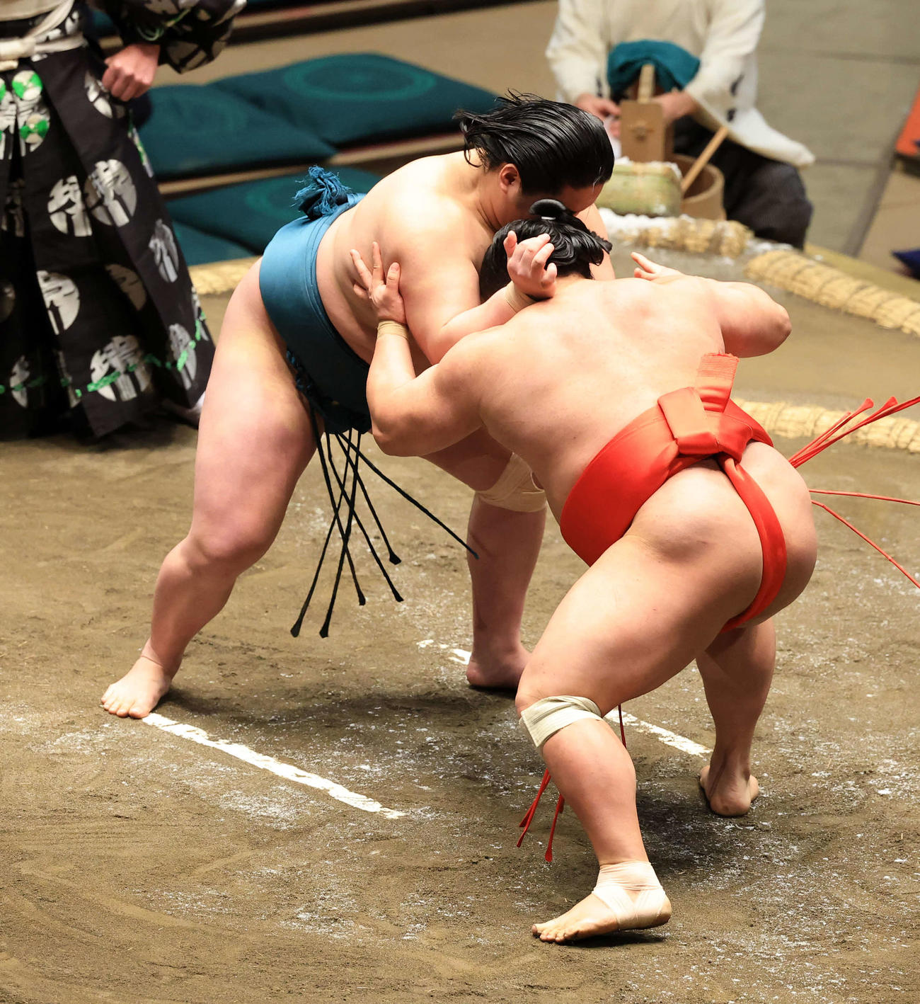宮乃風（手前）を押し倒しで破った三田（撮影・浅見桂子）