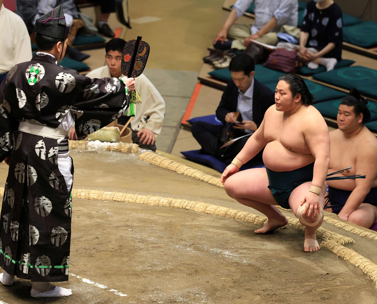 宮乃風を押し倒しで破った三田（撮影・浅見桂子）