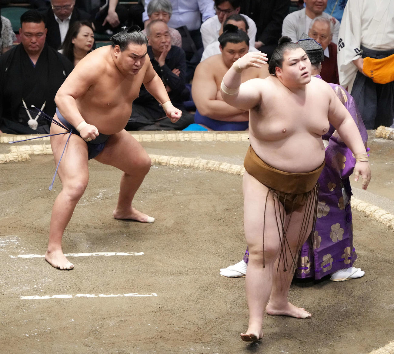 最後の仕切りを終え王鵬（右）をにらみながら気合いを入れる豊昇龍（撮影・小沢裕）